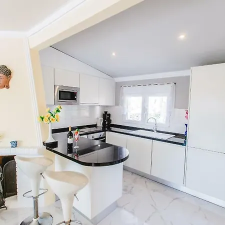 Hayahay With Private Pool & Amazing View Кальпе